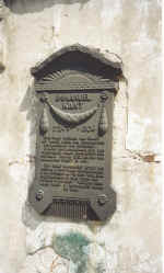 Мемориальная доска с изречением, которое приведено в начале материала